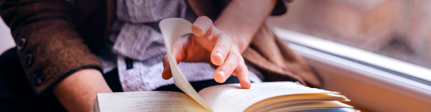 imagen de cabecera con un chico leyendo un libro